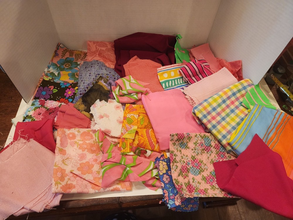 Vtg 1.9 lb Mixed Lot Pink Retro Fabric Remnants Scraps Sewing Crafts Quilting