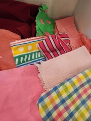Vtg 1.9 lb Mixed Lot Pink Retro Fabric Remnants Scraps Sewing Crafts Quilting