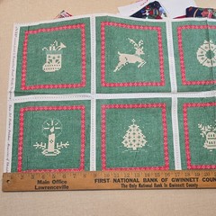 1 lb Vintage Christmas Fabric Remnant Bundle Quilt Craft Sewing Lot fat quarters